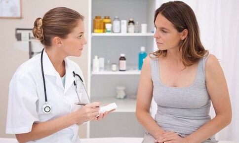 le médecin prescrit un traitement contre les varices