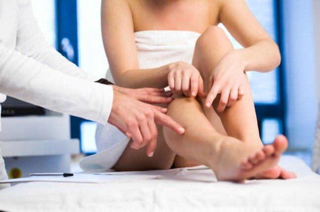 le médecin examine les jambes à la recherche de varices
